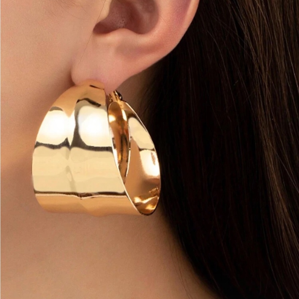 Elegant Gold Hoop Earrings